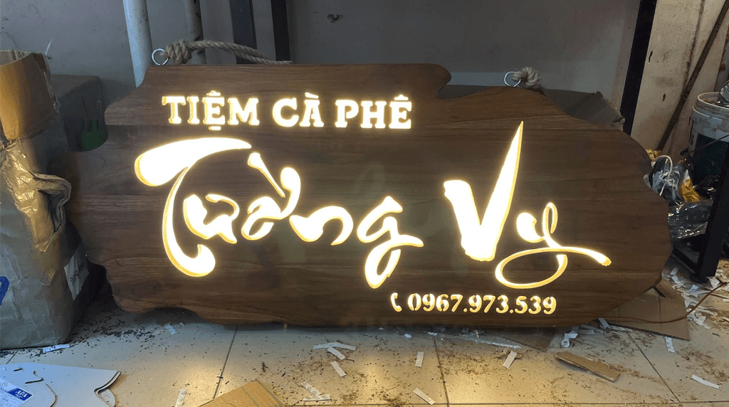 biển quảng cáo gỗ tiệm cà phê tường vy